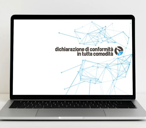 Modulo dichiarazione di conformità impianti visualizzato sul software ioDichiaro2 sui laptop con sfondo bianco