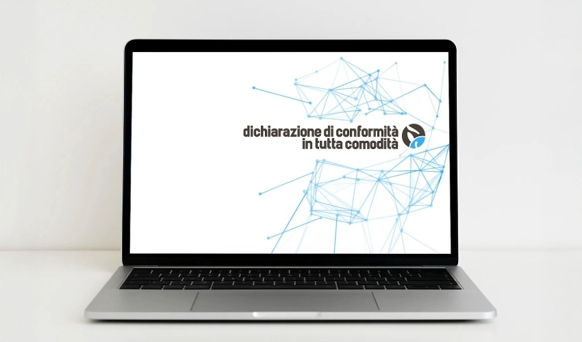 Modulo dichiarazione di conformità impianti visualizzato sul software ioDichiaro2 sui laptop con sfondo bianco